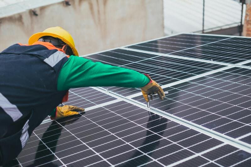 Panneaux solaires à Clermont-Ferrand : installation, prix, aides et entretien