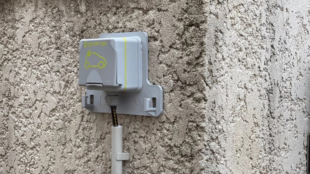 Prise renforcée Legrand Green'up installée sur un mur crepî extérieur.