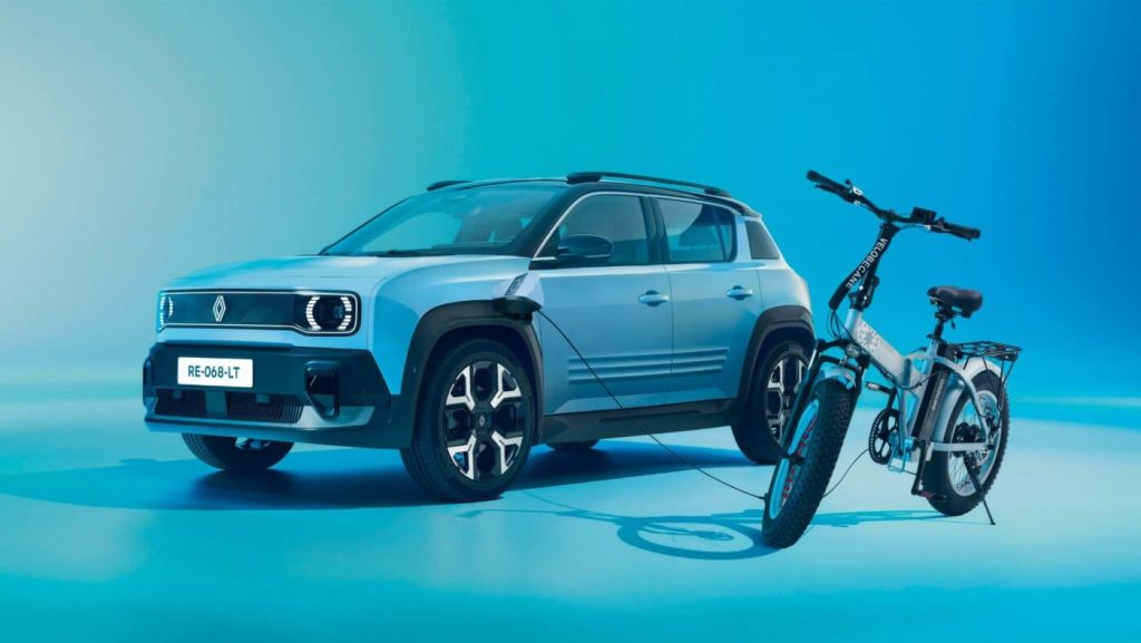 voiture électrique Renault 4 E-Tech alimentant un vélo électrique